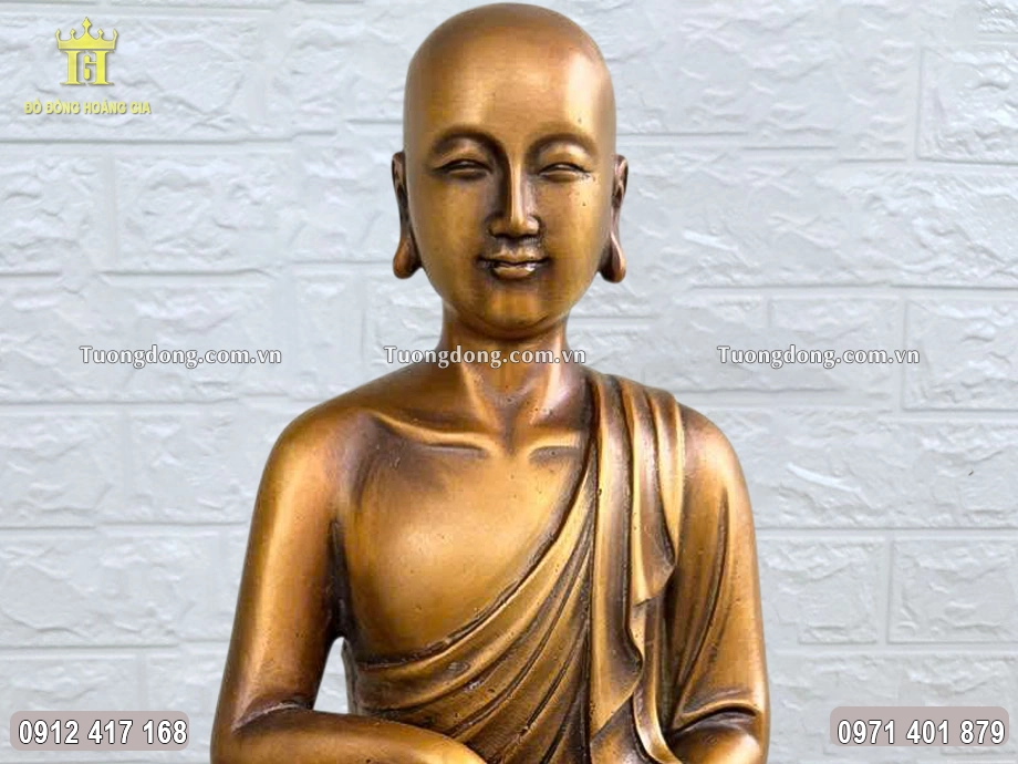 Gương mặt Ngài Sivali được chạm khắc sắc nét